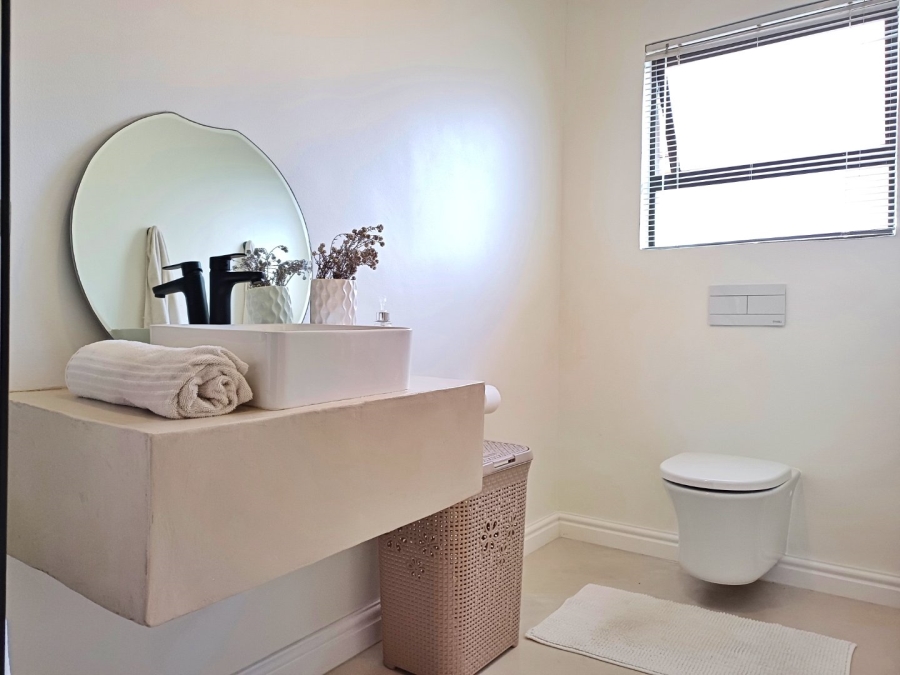 4 Bedroom Property for Sale in Avonddans Western Cape